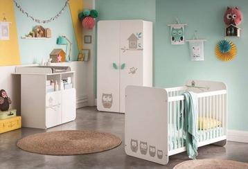 Volledige babykamer met kleerkast, bed en verschoningstafel beschikbaar voor biedingen
