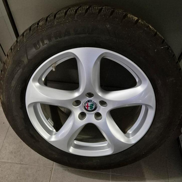 Alfa Romeo Stelvio velgen met winterbanden, Auto-onderdelen, Banden en Velgen, Banden en Velgen, Winterbanden, 18 inch, 235 mm