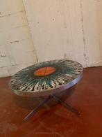 Vintage handgemaskte salontafel met email op beton., Antiek en Kunst, Ophalen