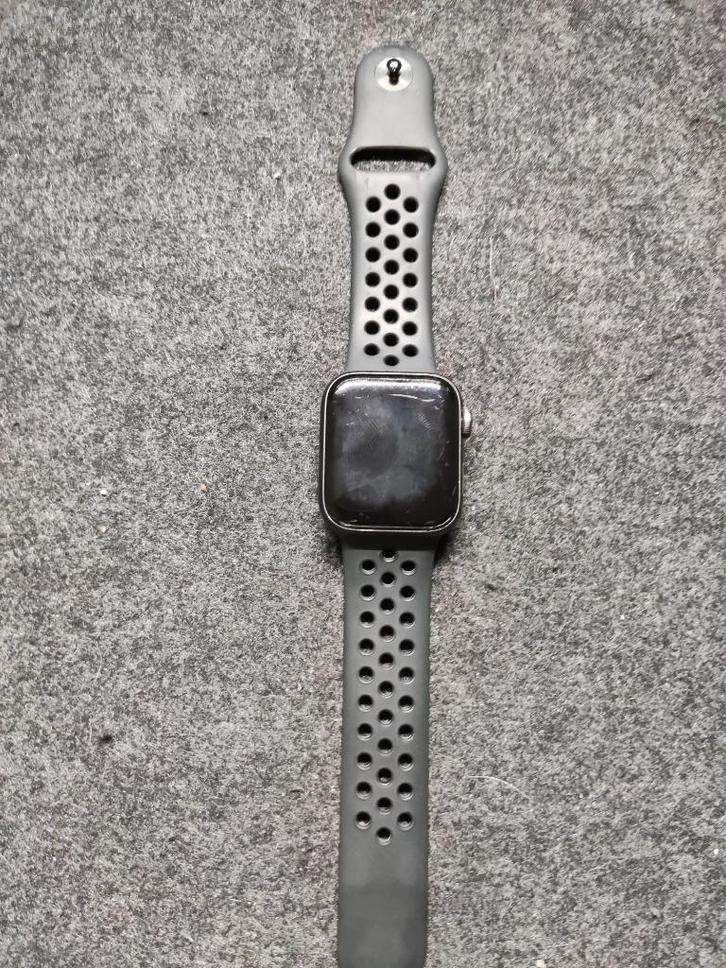 Apple Watch Series 6 – 40 mm – Space Gray – Nike sportband, Handtassen en Accessoires, Smartwatches, Gebruikt, iOS, Zwart, Afstand