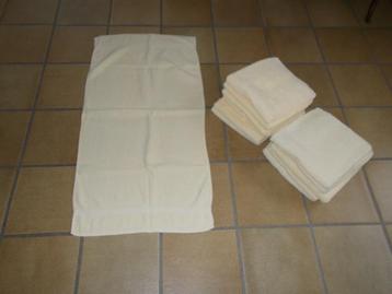 10 handdoeken + 6 badhanddoeken +handdoek + handdoek beschikbaar voor biedingen