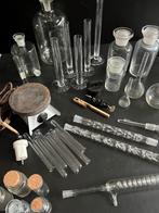 Labomateriaal met distilleerkolven, Ophalen