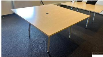 GRANDES TABLES DE REUNION OU AUTRE EN BOIS ET ALU  140x140 beschikbaar voor biedingen