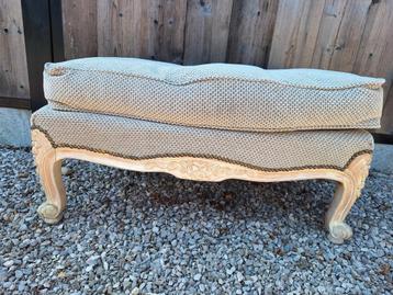 Antieke voetbank opnieuw gestoffeerd en gerestaureerd  beschikbaar voor biedingen