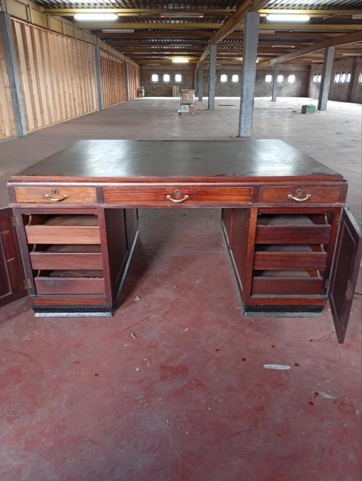 Antieke dubbele bureau met dambord motief, Huis en Inrichting, Bureaus, Zo goed als nieuw, Bureau, Ophalen