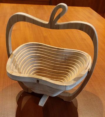 Vouwbare appelvormige fruitschaal of onderzetter beschikbaar voor biedingen