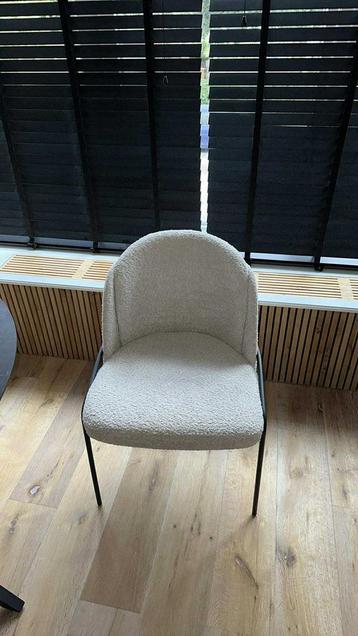 Stoelen en tafel beschikbaar voor biedingen