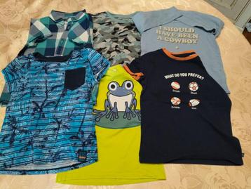 2 t-shirts lange mouw, 3 t-shirts korte mouw, 1 hemdje korte beschikbaar voor biedingen