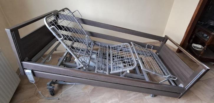 Medisch bed van hoogwaardig materiaal, Diversen, Verpleegmiddelen, Zo goed als nieuw, Ophalen