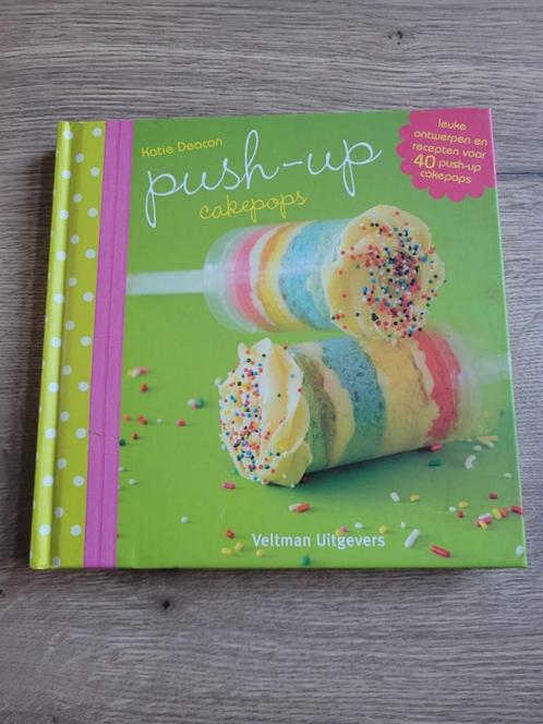 Bakboek : push up cakepops / Katie Deacon, Hobby en Vrije tijd, Taarten en Cupcakes maken, Zo goed als nieuw, Ophalen of Verzenden