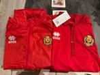 Kv mechelen. T shirt en regenjas, Verzamelen, Sportartikelen en Voetbal, Ophalen, Zo goed als nieuw, Shirt