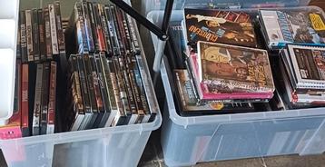 Pak van 700 dvd's en 100 cd's beschikbaar voor biedingen