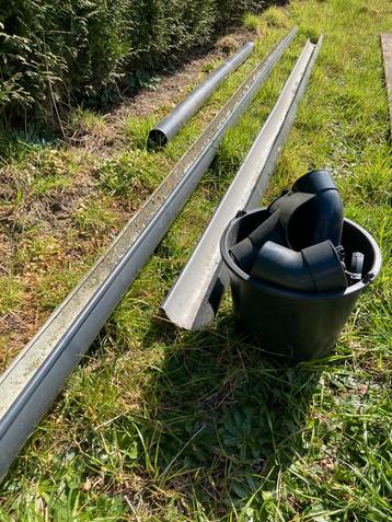 Zwarte kunststof dakgoot beschikbaar voor biedingen