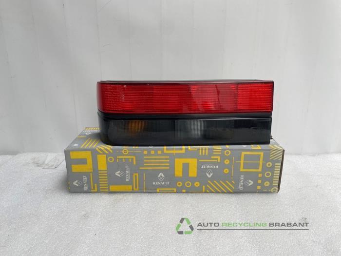 Feu arrière gauche d'un Renault R25, Autos : Pièces & Accessoires, Éclairage, Renault, Neuf, 3 mois de garantie, Enlèvement ou Envoi