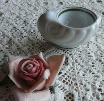 Wit porseleinen schelp eierdopje met kleuren Italiaanse vlag beschikbaar voor biedingen