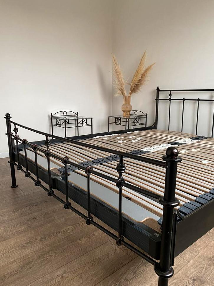 Smeedijzeren bed + 2 nachtkastjes + spiegel, Huis en Inrichting, Slaapkamer | Bedden, Gebruikt, Tweepersoons, 160 cm, 200 cm, Metaal