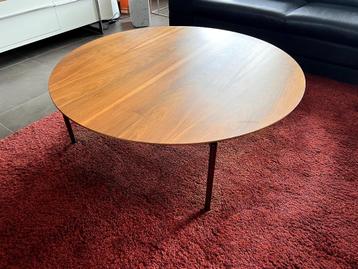 Minotti Norman Salontafel Walnoot 110cm diameter beschikbaar voor biedingen