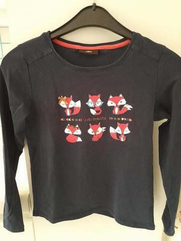 Blauw T-shirt met lange mouwen. beschikbaar voor biedingen