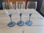 3 wijnglazen op blauwe voet, Verzamelen, Glas en Drinkglazen, Ophalen of Verzenden, Zo goed als nieuw