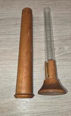 Het object in de afbeelding is een Esbach-albuminometer, Ophalen