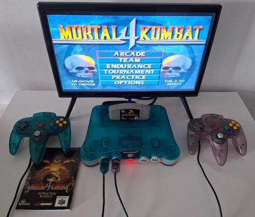 N64 Clear Blue + 2 Clear controllers + Packs & MK4, Games en Spelcomputers, Spelcomputers | Nintendo 64, Zo goed als nieuw, Met 2 controllers