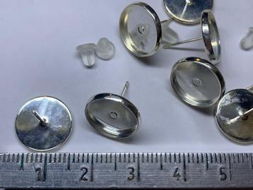 4 paar cabochon oorstekers met siliconen dopje beschikbaar voor biedingen