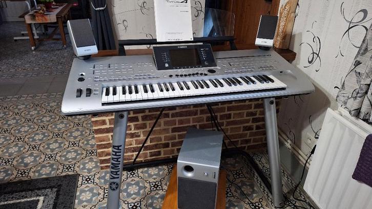 Clavier tyros 4, Muziek en Instrumenten, Keyboards, Zo goed als nieuw, 61 toetsen, Yamaha, Aanslaggevoelig, Met standaard, Midi-aansluiting