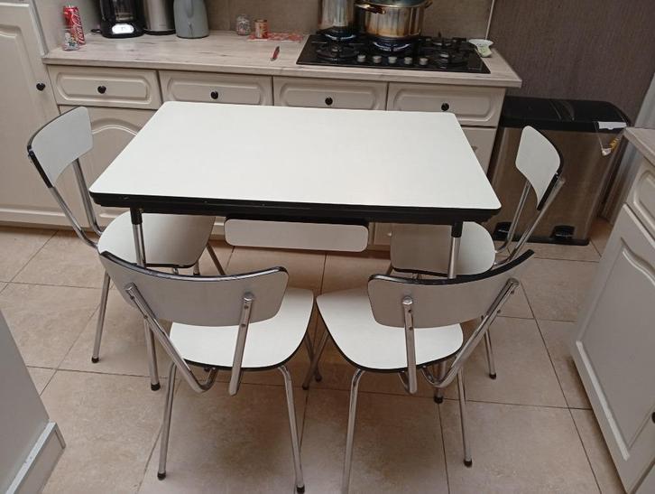 setje tafel uischuifbaar en 4 stoel formica vintage jare 60, Huis en Inrichting, Tafels | Eettafels, Gebruikt, 50 tot 100 cm, 150 tot 200 cm
