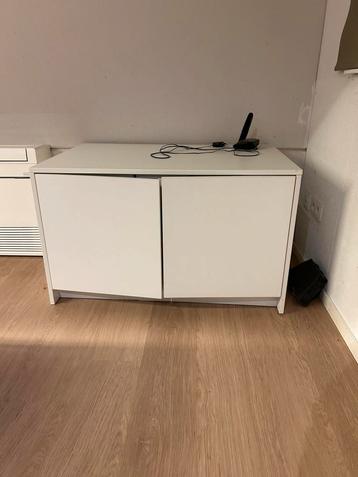 Witte kast beschikbaar voor biedingen