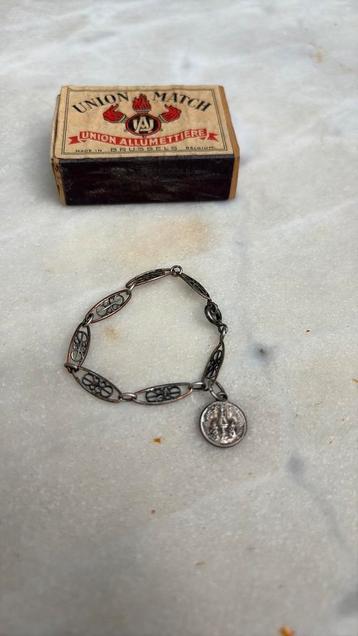 Ancien bracelet de baptême, Enlèvement