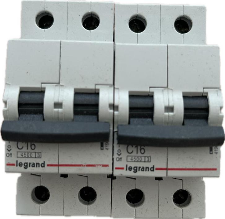 2 LEGRAND C16-stroomonderbrekers, Doe-het-zelf en Bouw, Elektriciteit en Kabels, Gebruikt, Overige typen, Ophalen of Verzenden