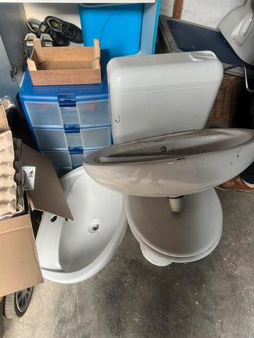 2 nieuwe Wc en lavabo “ wasbeurt nodig door stof” beschikbaar voor biedingen