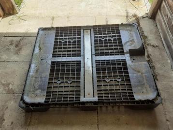 Plastic pallet beschikbaar voor biedingen