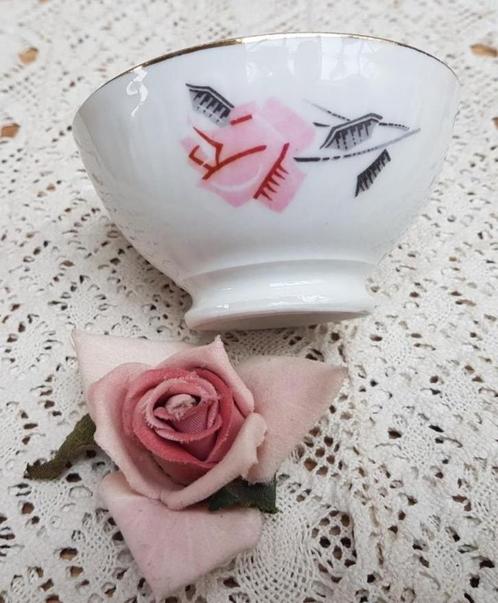 Klein vintage Frans spoelkommetje met gestileerde roze roos, Antiek en Kunst, Curiosa en Brocante, Ophalen of Verzenden