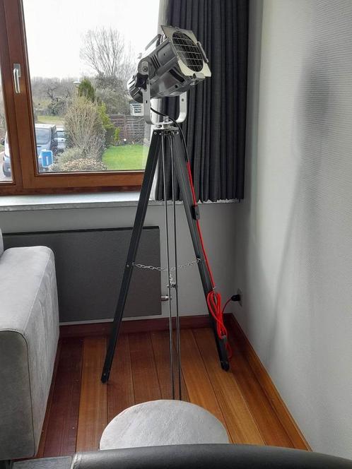 Oude Theaterspot op metalen driepoot., Huis en Inrichting, Lampen | Vloerlampen, Zo goed als nieuw, 150 tot 200 cm, Glas, Metaal