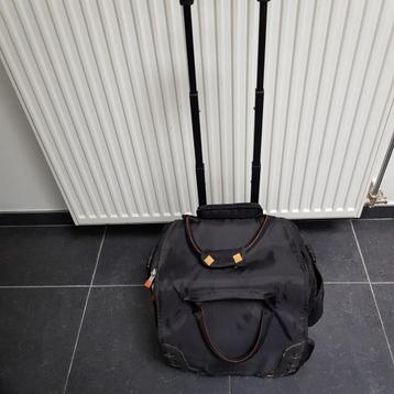 Stevige tas met meerdere vakken! beschikbaar voor biedingen