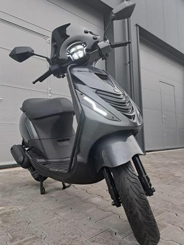 Piaggio Zip 4T Scooter Glans Carbon RS FULL LED (B-KLASSE) beschikbaar voor biedingen