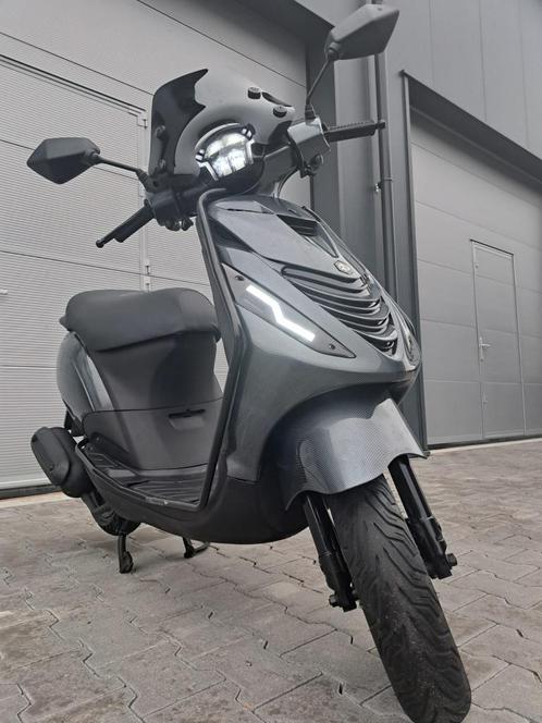 Piaggio Zip 4T Scooter Glans Carbon RS FULL LED (B-KLASSE), Fietsen en Brommers, Fietsen | Crossfietsen en BMX, Zo goed als nieuw