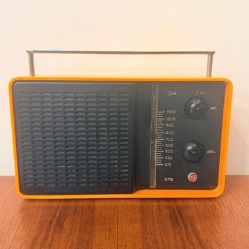 RADIO VINTAGE CGE RP-202 1967 ITALIË MILAAN ORANJE KLEUR beschikbaar voor biedingen