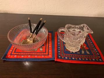 Glazen servies en schaaltjes beschikbaar voor biedingen