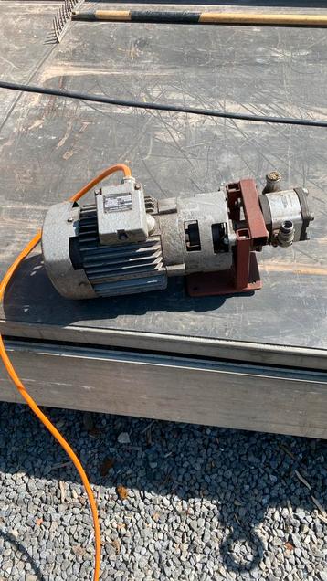 Motor met hydrauliek pomp beschikbaar voor biedingen