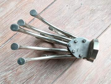 Metalen muurkapstok met draaibare haken beschikbaar voor biedingen
