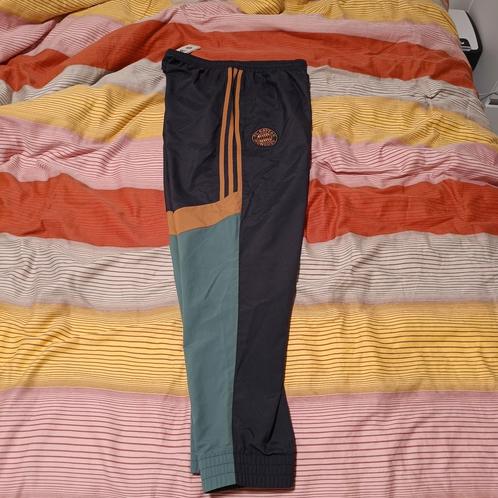 Nieuwe trainingsbroek Adidas Bayern Munich, Kleding | Heren, Broeken en Pantalons, Nieuw, Maat 48/50 (M), Ophalen