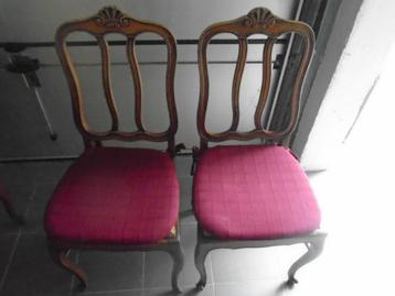 Twee gelijke eetkamerstoelen Louis XV in massieve eik beschikbaar voor biedingen