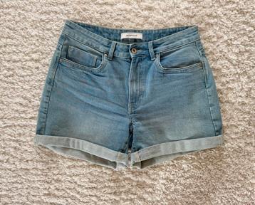 Short jeans beschikbaar voor biedingen