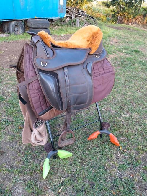 FRA (edix Libre) boomloos bruin dressuur zadel + accesoires, Dieren en Toebehoren, Paarden en Pony's | Zadels, Zo goed als nieuw