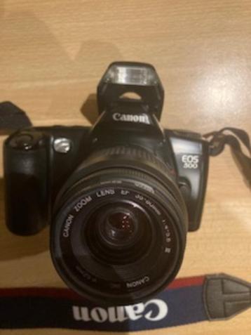 Canon analoge fotocamera EOS500 met flitser + 35-80 lens 