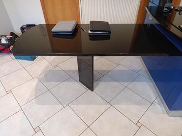 Table en granite disponible aux enchères