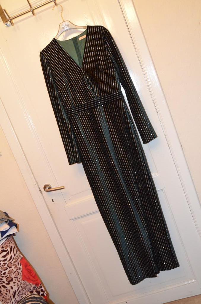 Groen fluwelen gala- feestkleed met gouden streepje, Kleding | Dames, Carnavalskleding en Feestkleding, Zo goed als nieuw, Kleding