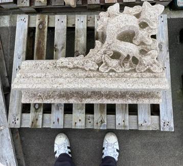 Witstenen ornament, Was oorspronkelijk een deksteen., Enlèvement